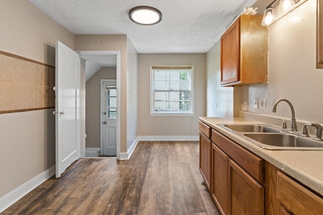Building Photo - 1114 Roslyn Ave Rental