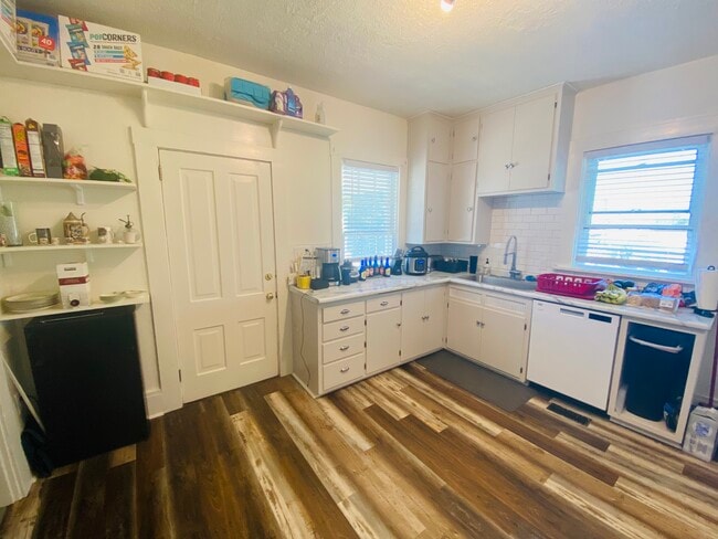 Photo - 931 S Van Buren St