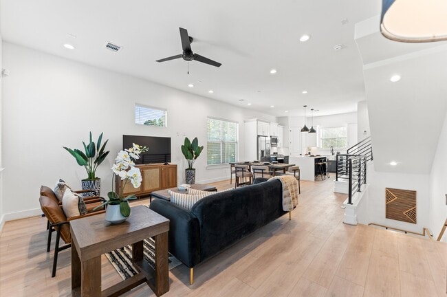 Photo - 812 Curtin St