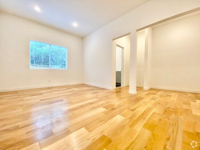 Building Photo - 1001 Hyperion Ave Unit 106 Rental