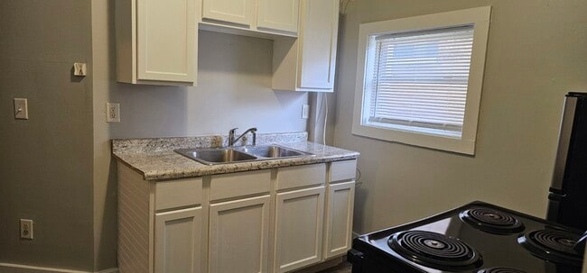 Building Photo - 405 Lincoln Way W