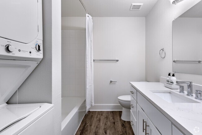 1BR, 1BA - 468SF - Bathroom - Tides on Westcreek