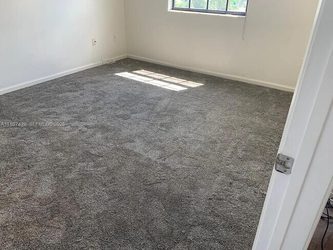 Photo - 1919 Van Buren St Unidad 719A