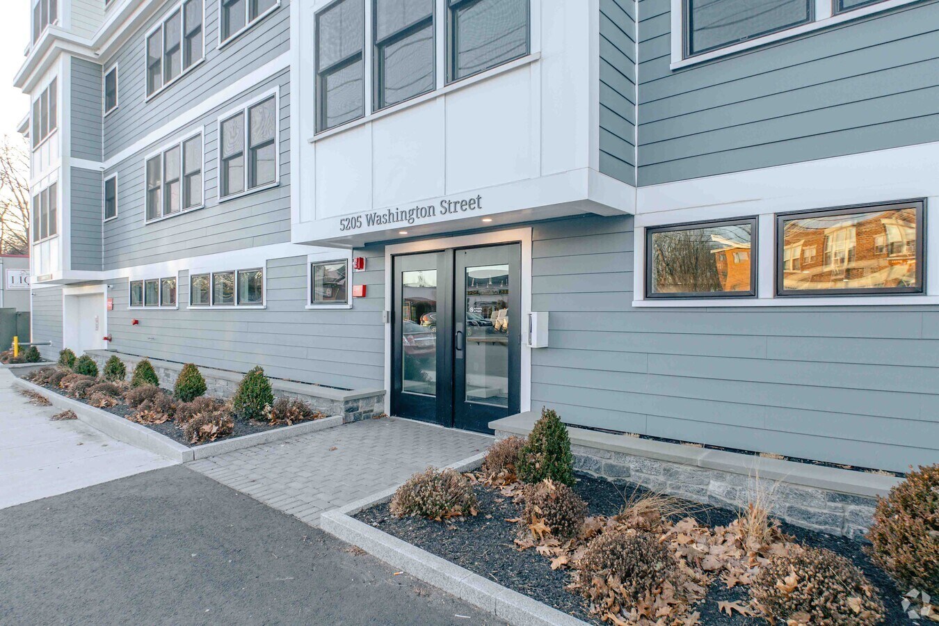 Entrada del edificio - 5205 Washington St