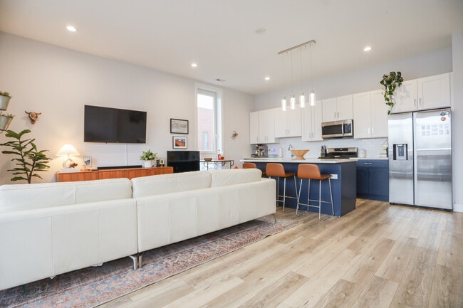 Photo - 2402 W Carmen Ave Unit 301