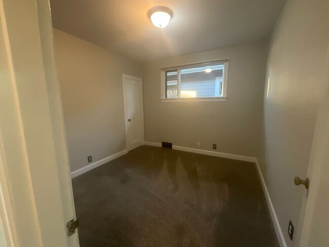 Photo - Beautiful 2 Bedroom Home on Grand Ave in E...