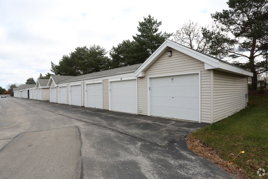 Fountain Square of New Berlin Apartments For Rent in New Berlin, WI