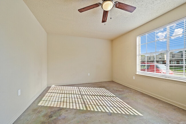 Photo - 1077 N Donmoor Ave Unit #b