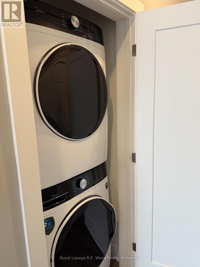 Photo - 335 John St S