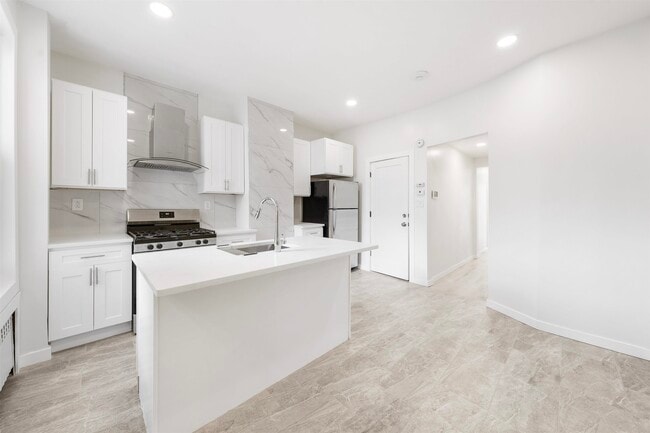 Building Photo - 600 67th St Unit 1 & LL Rental