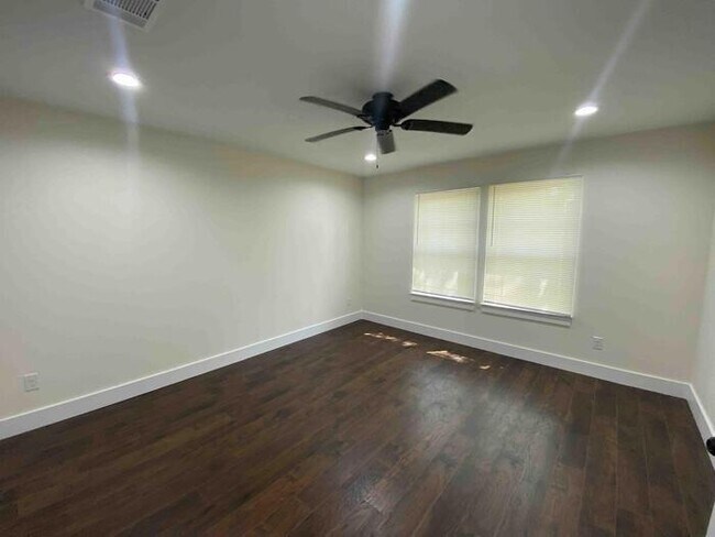 Photo - 152 Doolittle St