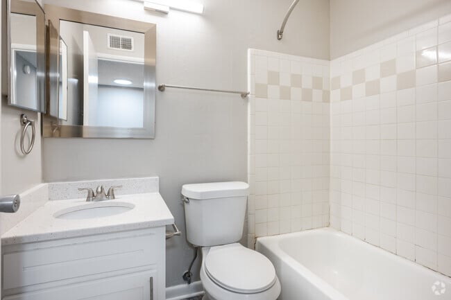1BR, 1BA - 610SF - Bathroom