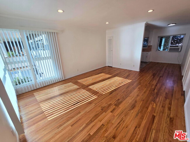 Photo - 1438 S Barrington Ave Unidad 6