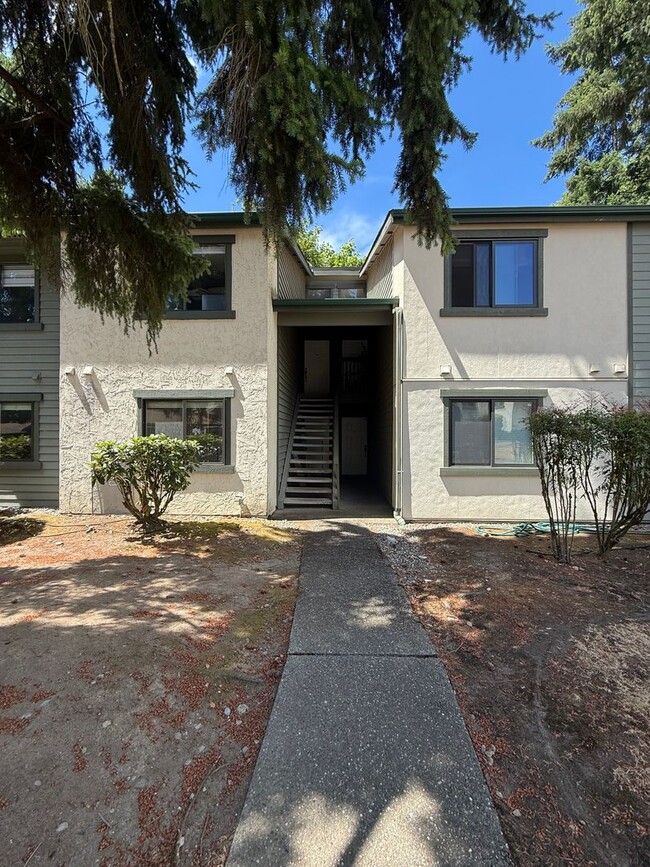 Building Photo - Spacious 2-Bedroom Ground Floor Condo with Private Yard in Kirkland Unit L105