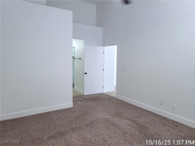 Photo - 201 Crown Imperial St