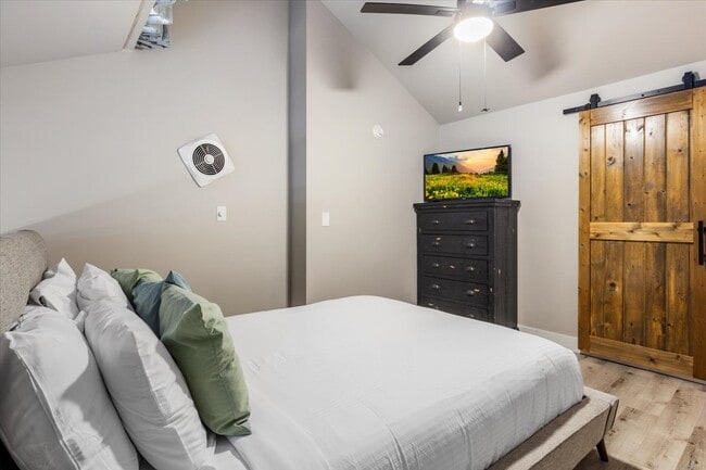 Photo - 5940 Baydy Peak Rd