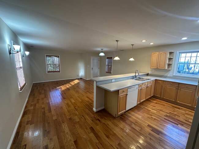 Photo - 685 Garibaldi St SW