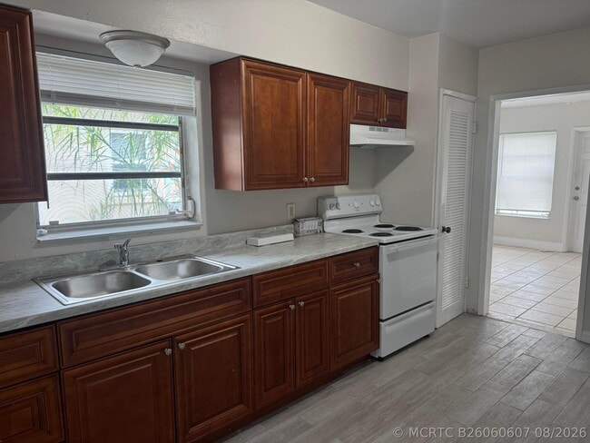 Photo - 510 Hibiscus Ave