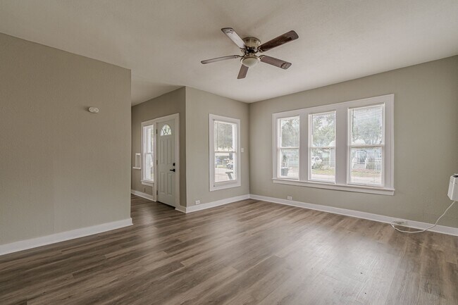 Photo - 1913 Santa Anna St