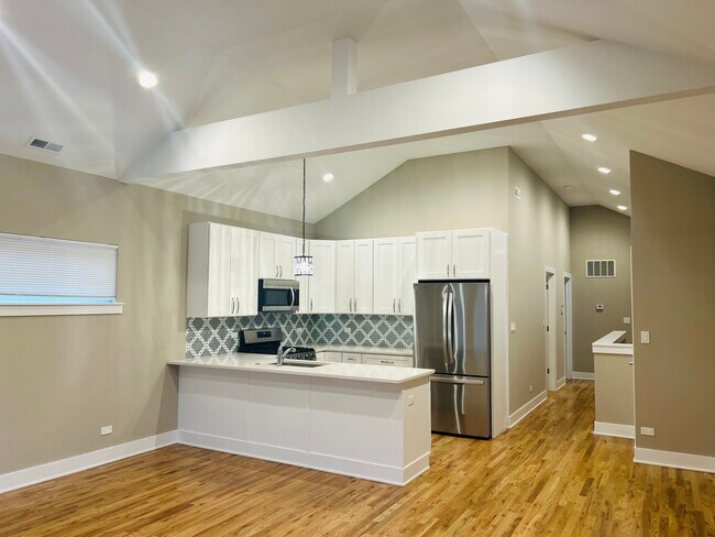 Photo - 643 E 50th St Unidad #3