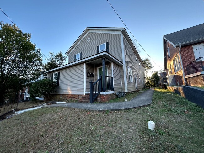 Building Photo - Pre-Leasing for the 26-27 School Year! - J... Rental