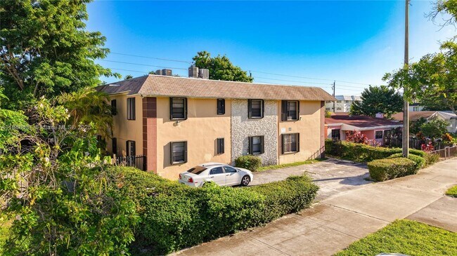 Photo - 2335 NE 172nd St Unidad 8