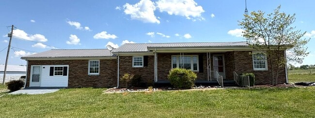 Building Photo - Country Living!