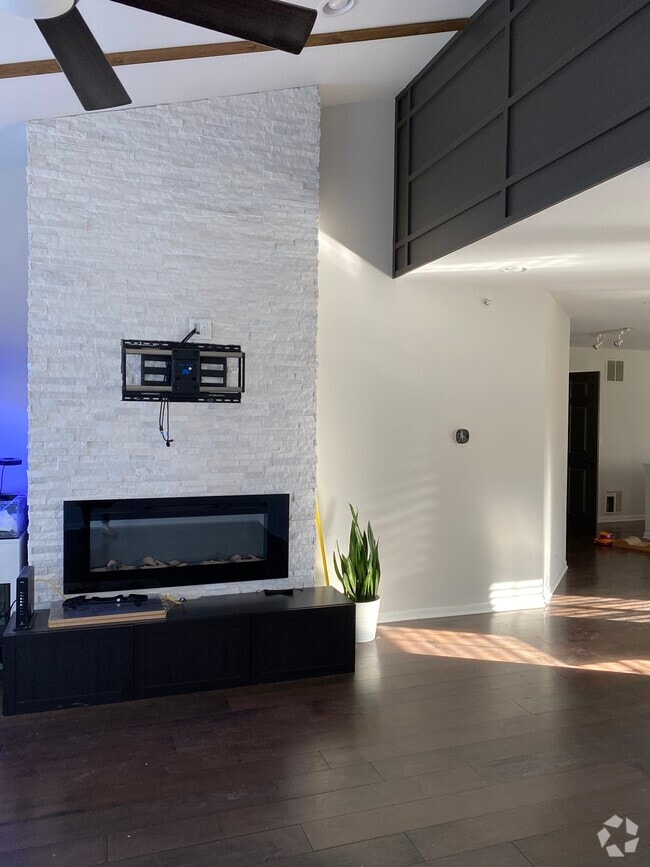 Building Photo - 1154 E Wilson Ave Unit 1154 Rental