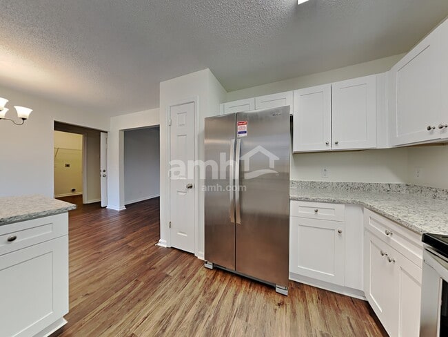 Photo - 310 Oxford Cir