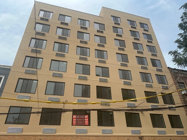 Building Photo - 947 College Ave Rental