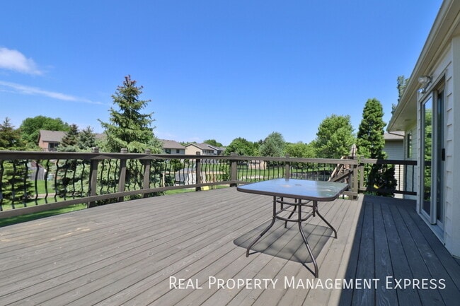 Photo - Stunning 5 Bedroom 3 Bath Home in South Ea...