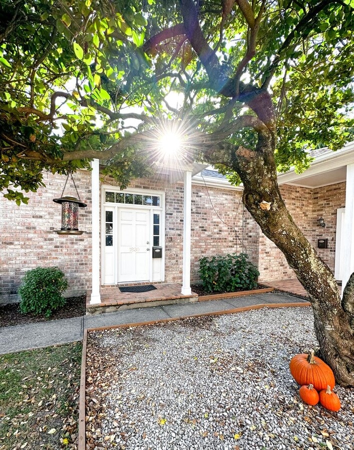 Uptown Rental: 1BR Duplex with Parking - Uptown Rental: 1BR Duplex with Parking Unidad 1830 Burdette St