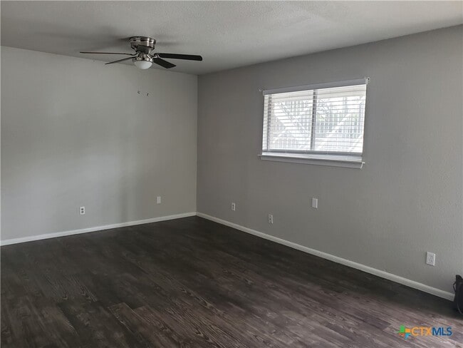 Building Photo - 300 N Milam St Unit 2
