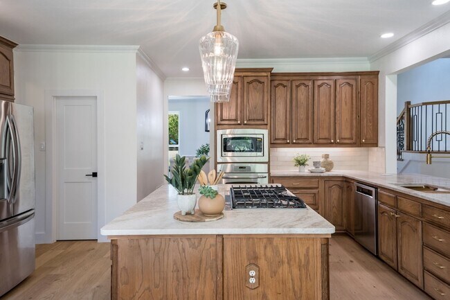 890 Topaz Ln