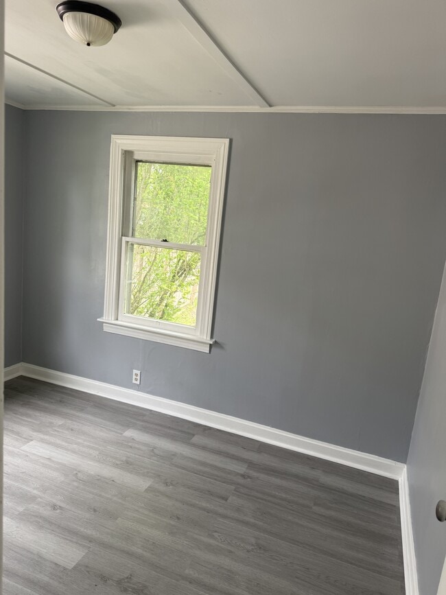 Photo - 950 Riverview St NW