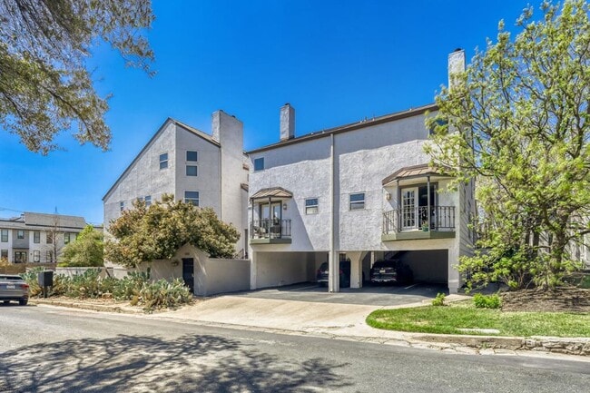 Building Photo - 1500 Woodlawn Blvd Unit 105