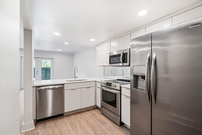 Photo - SPRING HILL OAKS CONDOMINIUMS