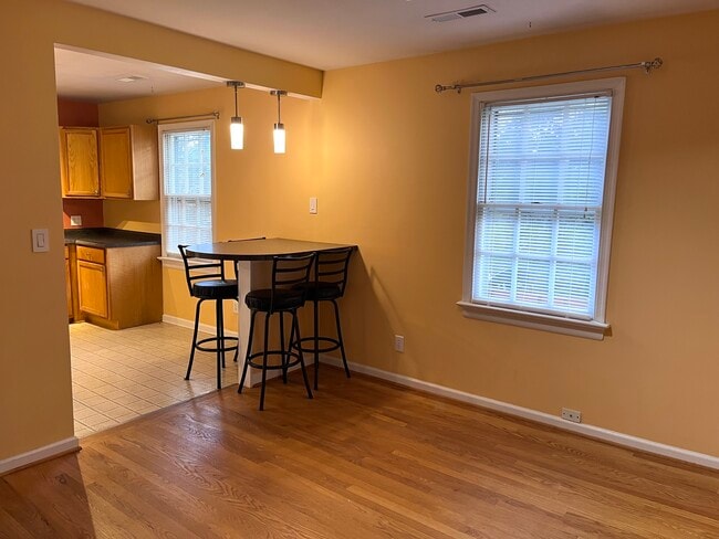 Salón/comedor, orientado al sur - 4285 Burton Rd Unidad West Aerie 2