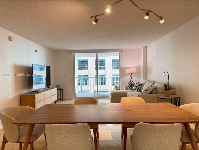 Building Photo - 1200 Brickell Bay Dr Unit 1708