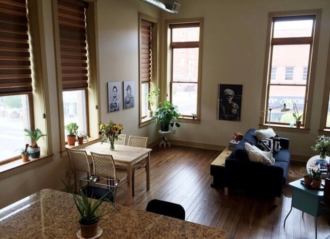 Building Photo - 136 N Hastings Ave Unit 202 Rental
