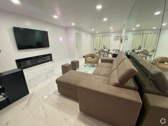 Building Photo - 8400 De Longpre Ave Unit 311 Rental