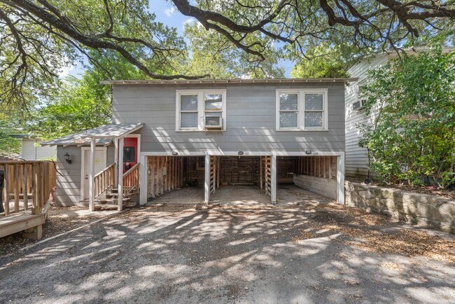 Charming 1-Bed Bungalow with Carport in Central San Antonio – Cozy, Bright, and Move-In Ready!