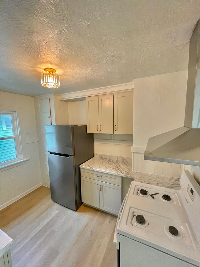 Building Photo - 250 Saint Lawrence Ave Unit Upper