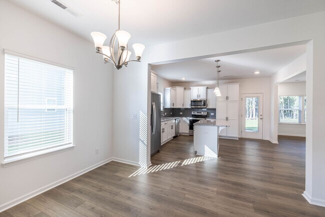 Photo - BEAUTIFUL 4 Bedroom Home - Stonebridge Fa...