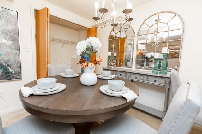 Dining Room - Spring Hill Apartments & Townhomes