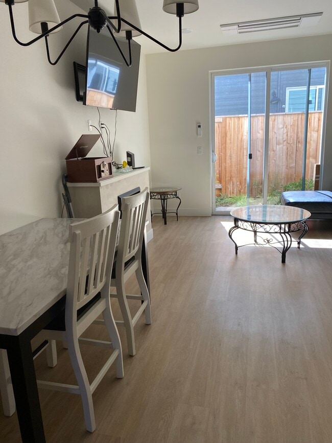 Photo - 7519 N Clarendon Ave Unit 4