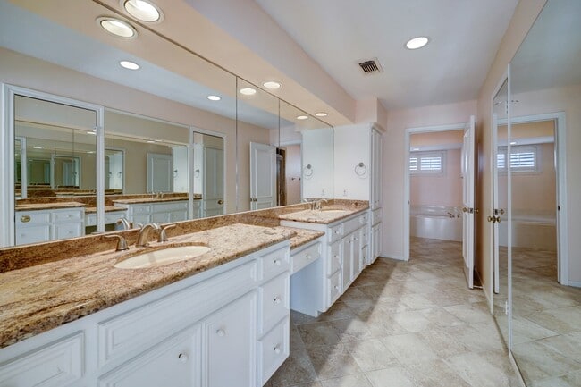Photo - 2313 Nantucket Dr Unit B