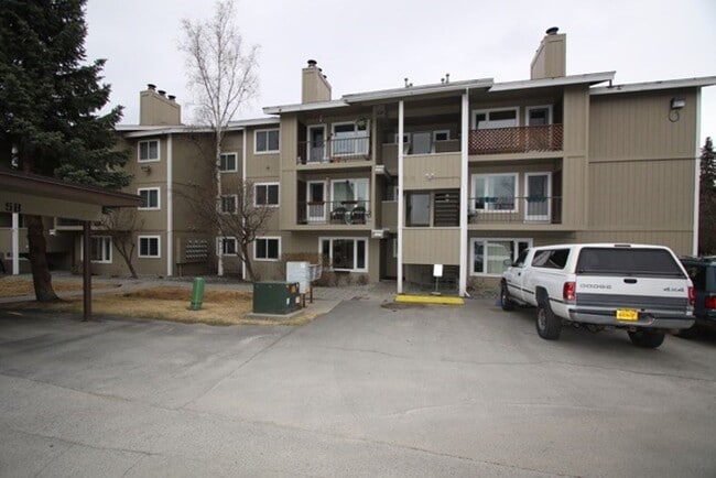 Building Photo - 2 Bedroom Condo near Sand Lake!