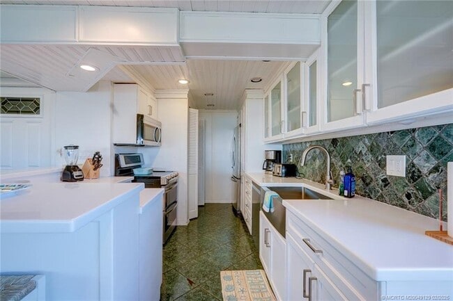 Building Photo - 1289 NE Ocean Blvd Unit 4