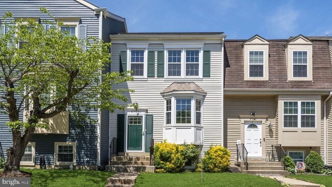 Building Photo - This stunning 3-bedroom, 2-bathroom interior townhome is sure to impress.